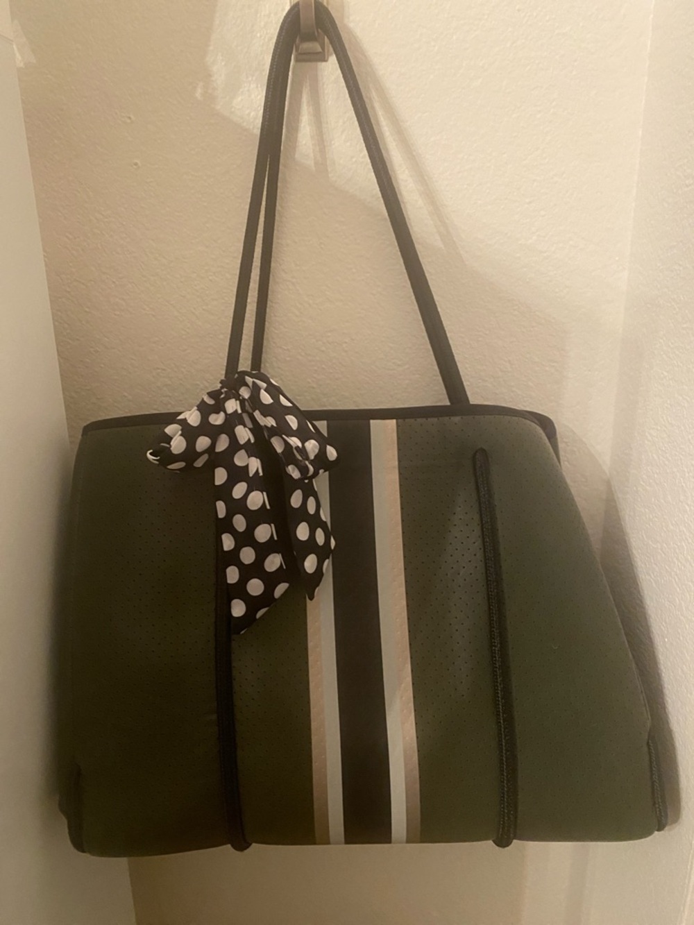NWOT Haute Shore Greyson‎ Neoprene Tote Bag Purse & Pouch - Picture 5 of 6
